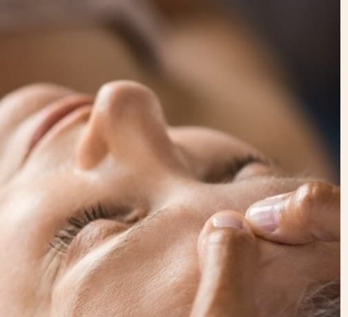 Gros plan d'un soin visage relaxant — méthode ORA